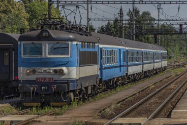 Mavi elektrikli tren Güney Bohemya istasyonunda Cicenice bahar güneşli gün