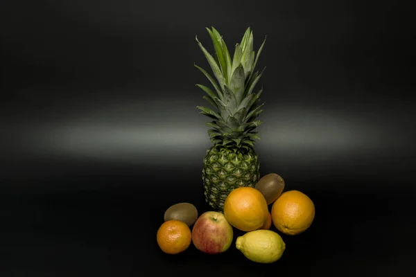 Ananas Oranžová Mandarin Kiwi Apple Černým Pozadím Samostatný — Stock fotografie