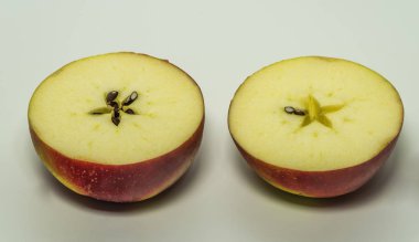 İki sarı kırmızı elma beyaz arka plan ile kesilmiş