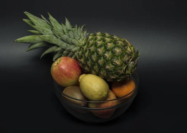 Ananász Narancs Mandarin Kiwi Apple Elszigetelt Fekete Háttér — Stock Fotó