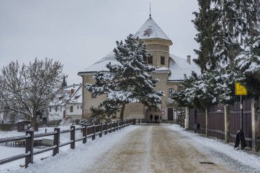 Karanlık bulutlu kış soğuk sabah havuzda ile Telc Town square yakınındaki sokak