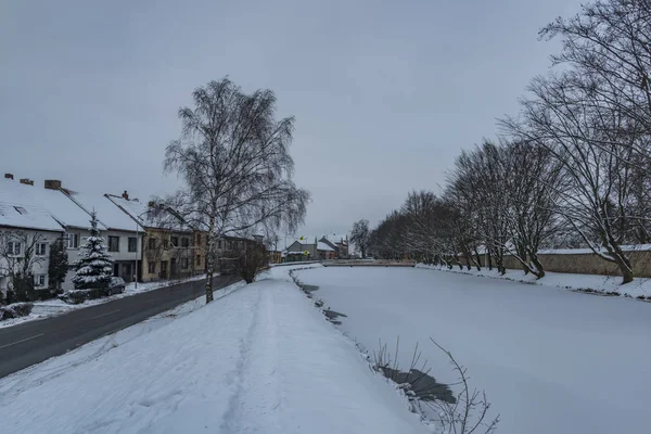 Dunkle Bewölkte Straße Telc Stadt Winter Kalten Schnee Morgen — Stockfoto