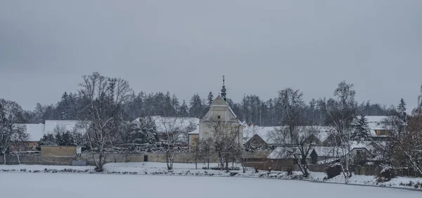 Friedhof Der Nähe Des Platzes Telc Stadt Mit Teich Dunklen — Stockfoto