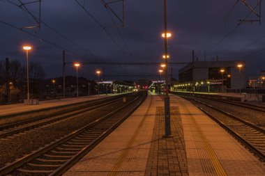 Prag Holesovice istasyonunda kış zamanında güneş battıktan sonra koyu renkli gökyüzü