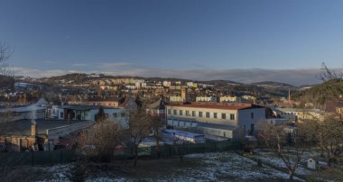 Vimperk şehir içinde günbatımı zaman kar ve buz ile soğuk kış akşamları