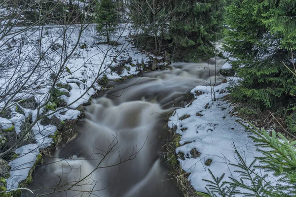 Überlauf Des Schnellen Flusses Bystrice Krusne Gebirge Wintermorgen — Stockfoto