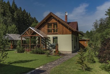 Slovakya Makov köyde yaz rengi gün evlerde