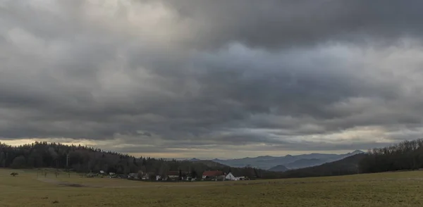 Πανοραμική Θέα Κοντά Στο Χωριό Nemci Στα Βουνά Τσέσκε Stredohori — Φωτογραφία Αρχείου