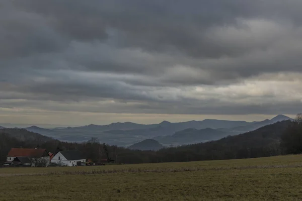 Nemci Falu Sötét Téli Napon České Středohoří Hegység Közelében Panoráma — Stock Fotó