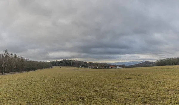 Vista Panorámica Cerca Del Pueblo Nemci Las Montañas Ceske Stredohori — Foto de Stock