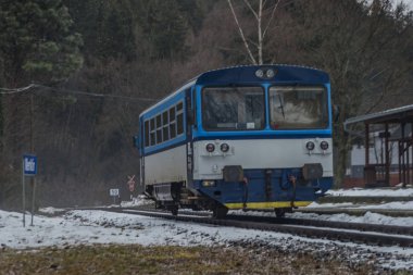 Merklin İstasyonu Neuhausen dağlarında kış karanlık bulutlu gün