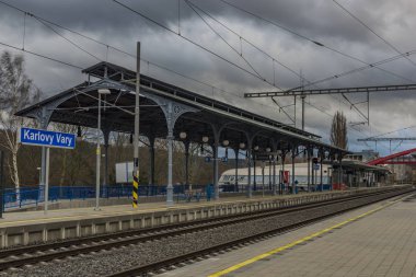 Karlovy Vary spa Town imar kış karanlık bulutlu gün sonra yeni istasyon