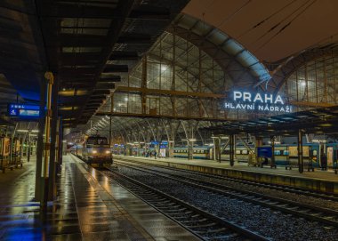 Ana İstasyonu başkenti Prag kışın soğuk gece ıslak