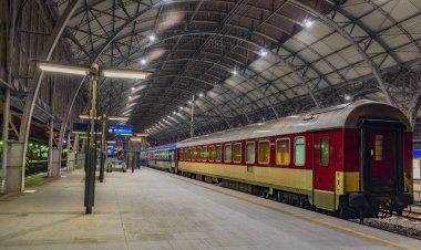 Slovakya uzun gece yol başlayan Prag ana istasyonunda uyuyan koç