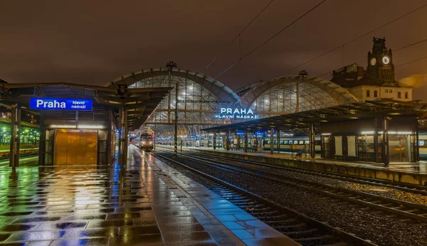 Ana İstasyonu başkenti Prag kışın soğuk gece ıslak