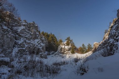 Taş şehir Drevenik mavi gökyüzü ile kış kar güneşli bir günde rock