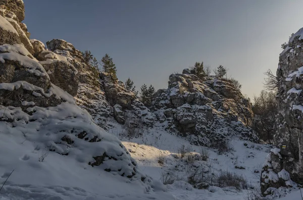 Skalne Miasto Kamień Drevenik Niebieski Niebo Słoneczny Dzień Snow Zima — Zdjęcie stockowe