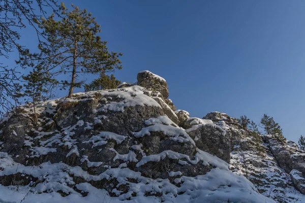 Pedra Rocha Cidade Drevenik Com Céu Azul Inverno Neve Dia — Fotografia de Stock