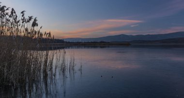 Kış soğuk renk akşam Milada gölde Kuzey Bohemya