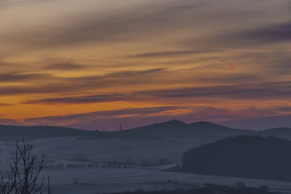 Sonnenaufgang Auf Boren Hill Der Nähe Von Bilina Stadt Winter — Stockfoto