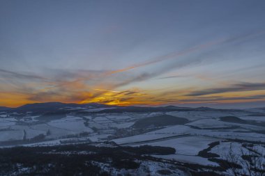 Kış soğuk renk sabah Bilina şehir yakınlarındaki Boren tepe üzerinde gündoğumu