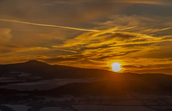 Восход Солнца Боренском Холме Рядом Городом Билина Зимним Морозным Утром — стоковое фото