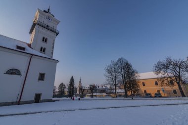 Kilise saint Mary Spisske Podhradie şehirdeki Doğum buz gibi soğuk kış kar sabah