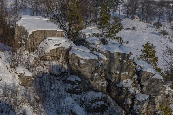 Rock Kamenného Městečka Drevenik Poblíž Vesnice Žehra Modrou Oblohou Zimě — Stock fotografie