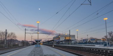 Holesovice istasyonunda başkenti Prag kış soğuk akşam gün batımı ile mavi elektrikli tren