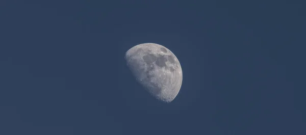 Полуголубая Луна Морем Кратерами Темно Голубым Зимним Небом — стоковое фото