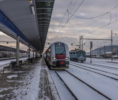 Presov istasyonu trenler ve platformları ile kış kar sabah
