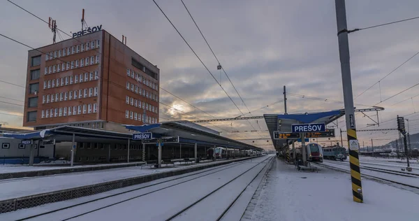 Eperjes állomás a téli hó reggel vonatok és platformok — Stock Fotó