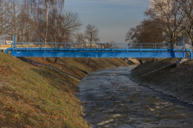 Mavi kanallar üzerinden Bilina nehir kış sabahı Bilina kasabasında