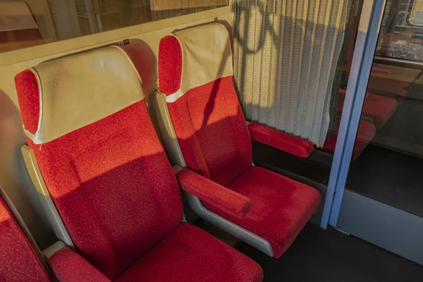 Röda säten i första klass kupé i tjeckiska tåg — Stockfoto