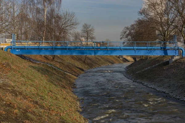 Mavi kanallar üzerinden Bilina nehir kış sabahı Bilina kasabasında