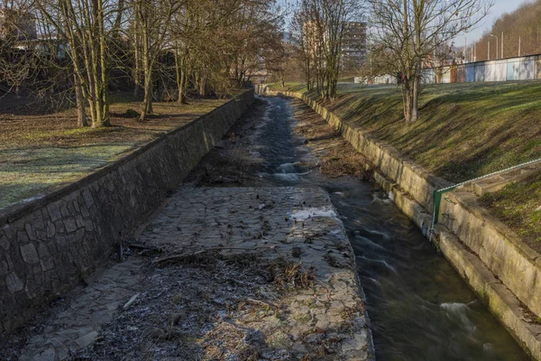 Klissky riacho com paredes e barragem na cidade de Usti nad Labem — Fotografia de Stock