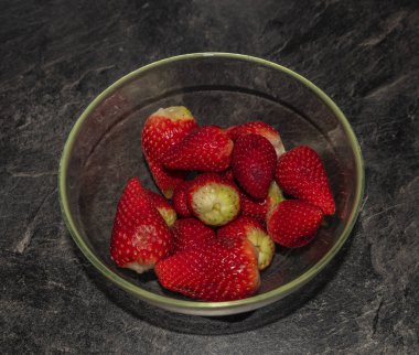 Çilek ile şeker'de siyah beyaz çini mutfak tabloda yapma