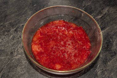 Çilek ile şeker'de siyah beyaz çini mutfak tabloda yapma