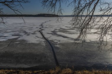 Çek Cumhuriyeti Rozmberk en büyük gölette takılır güneşli kış günü soğuk su yolu ile buz