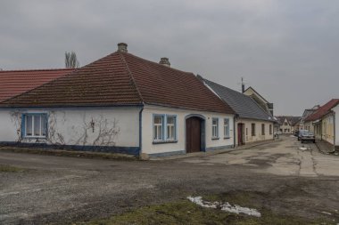Lomnice nad Luznici kent evleri ile kış sis gün kilisede ile
