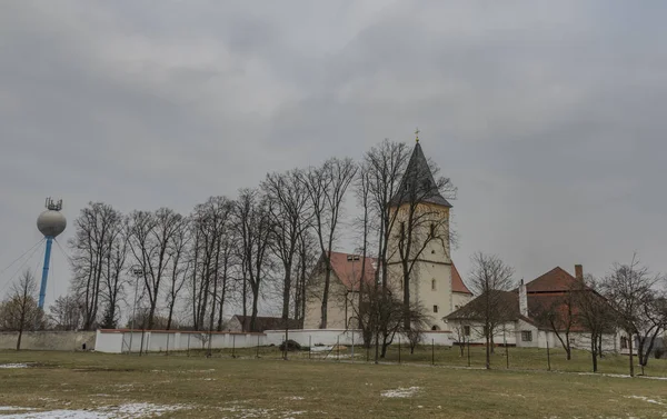 Lomnice nad Luznici old town with church in winter mist day — Stock Photo, Image