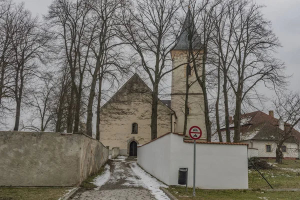 Lomnice nad Luznici kış sis gün kilisede ile eski şehir — Stok fotoğraf
