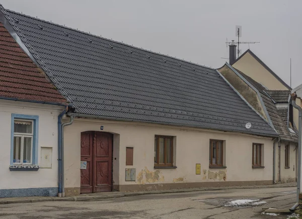 Lomnice nad Luznici kent evleri ile kış sis gün kilisede ile — Stok fotoğraf