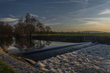 Gün batımı ile Ceske Budejovice town yakınındaki Malse nehrinde büyük weir