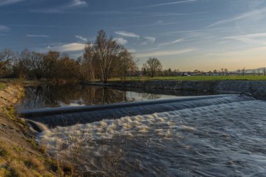 Gün batımı ile Ceske Budejovice town yakınındaki Malse nehrinde büyük weir