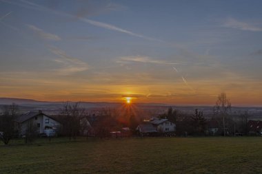 Yeşil alanlar ile Doubravice Köyü üzerinden günbatımı bahar akşamları