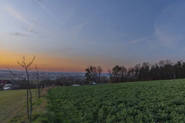 Zachód słońca nad wiosce Doubravice zielonymi polami w wieczór wiosna — Zdjęcie stockowe