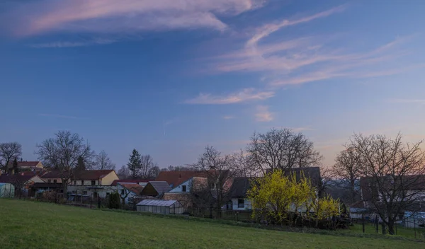 Sonnenuntergang über dem Dorf Doubravice mit grünen Feldern am Frühlingsabend — Stockfoto