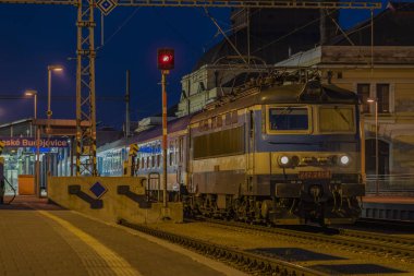 Ceske Budejovice istasyonunda trenler ile karanlık bahar sabahı