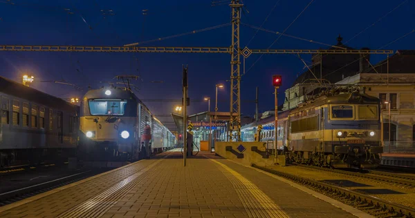 Ceske Budejovice istasyonunda trenler ile karanlık bahar sabahı